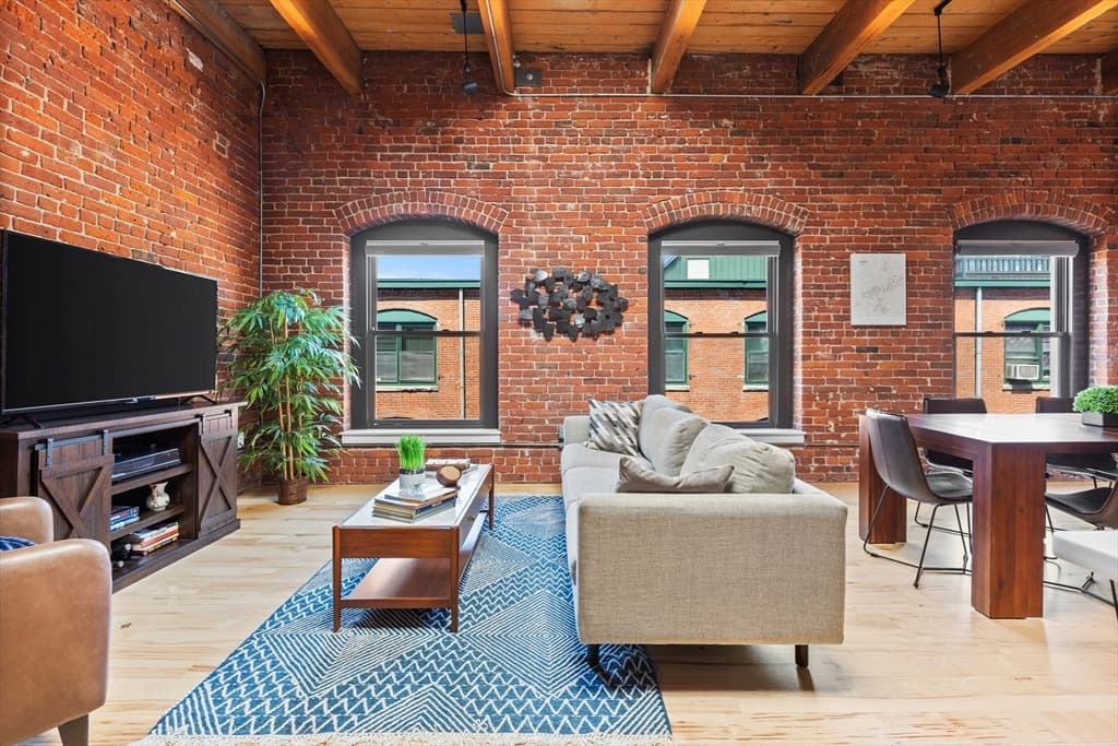 21 Wormwood St #619 photo 2