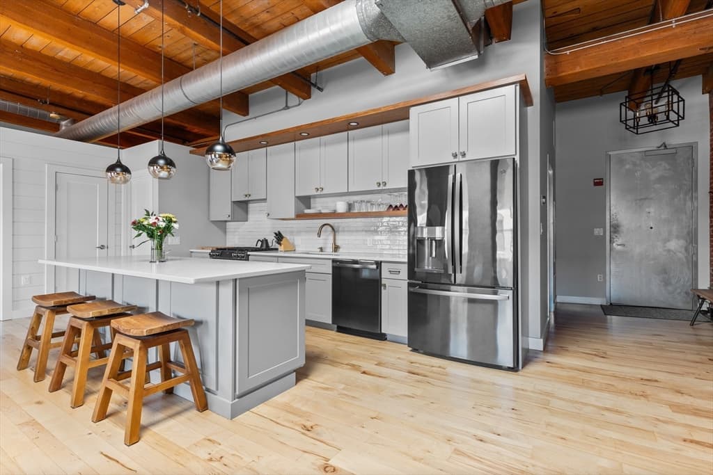 21 Wormwood St #619 photo 3