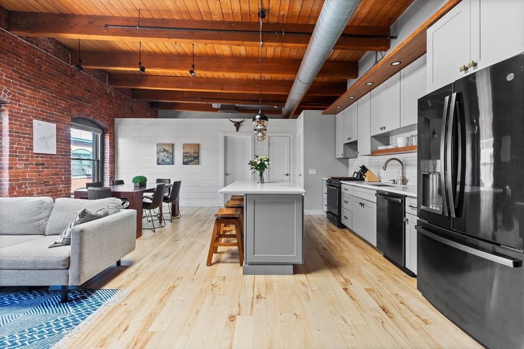 21 Wormwood St #619 photo 4