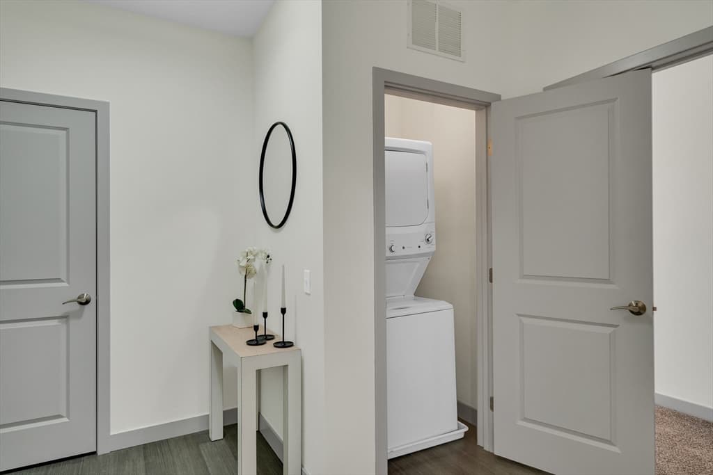 99 Tremont #519 photo 3