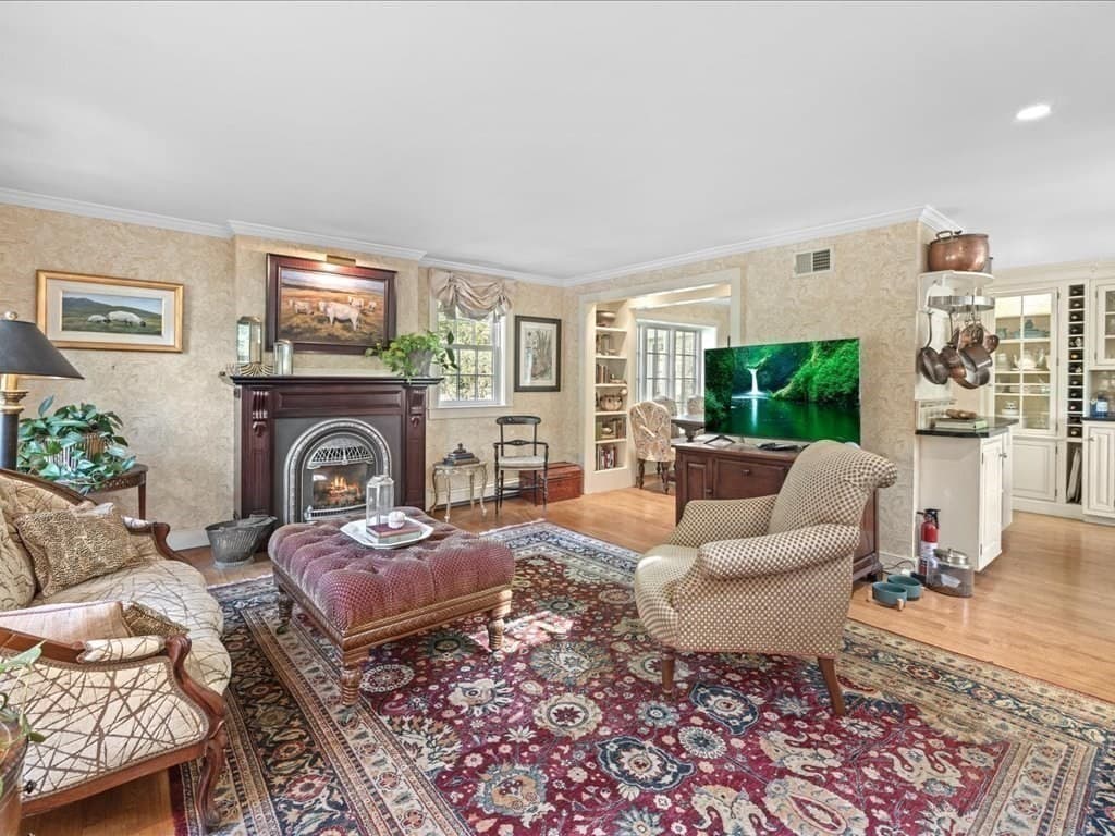 243 Saint George St photo 5