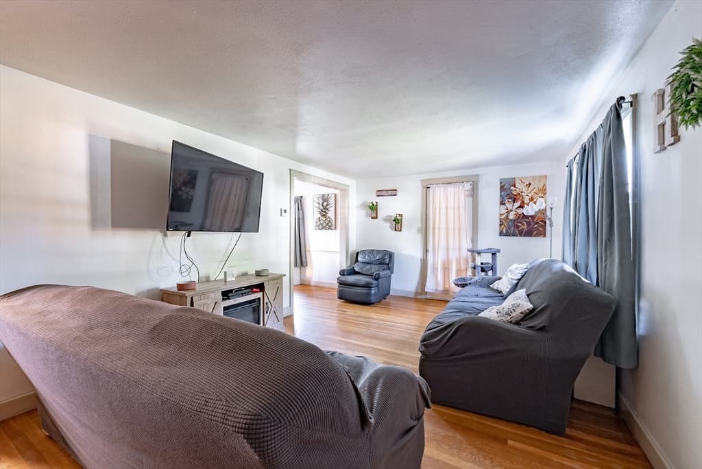 204 Roosevelt Ave photo 3