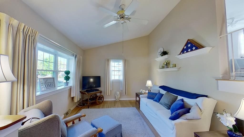 48 Edward St. photo 3