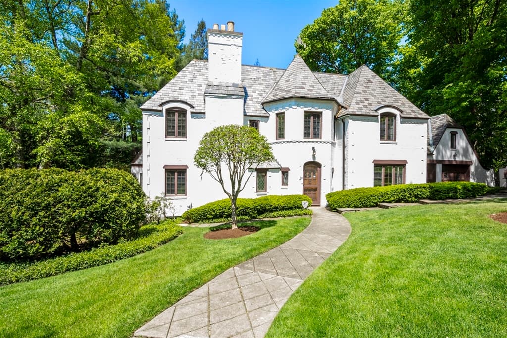 19 Westwood Drive photo 2