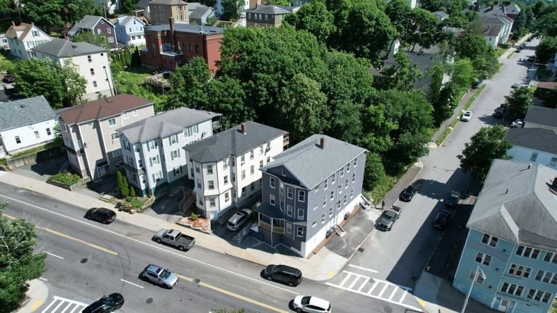 138 Belmont St photo 2