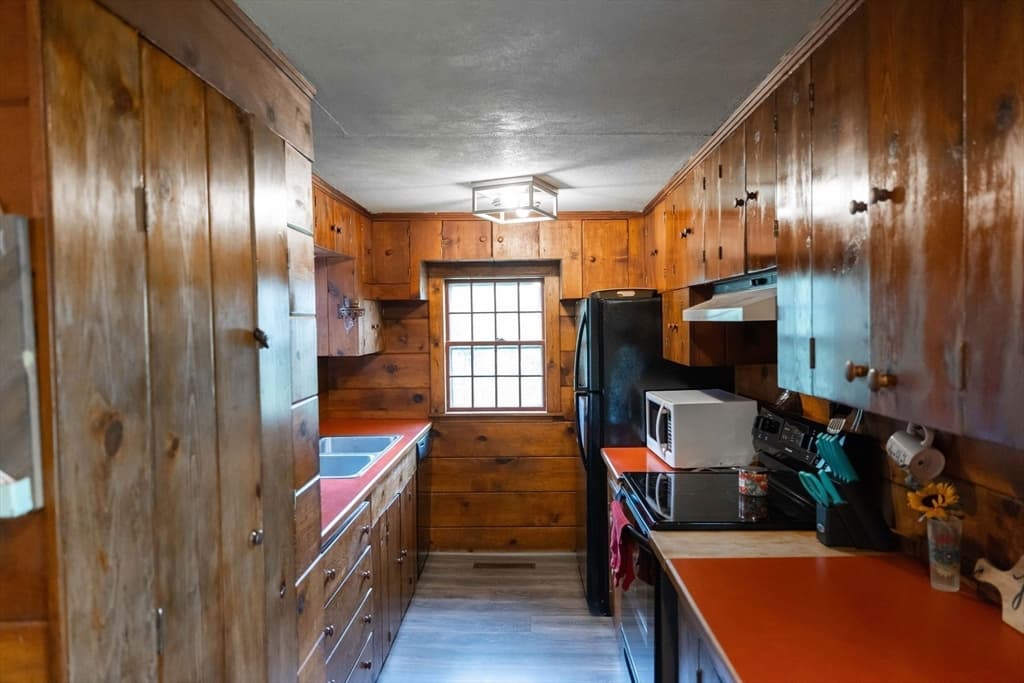 272 Maple Ave photo 4