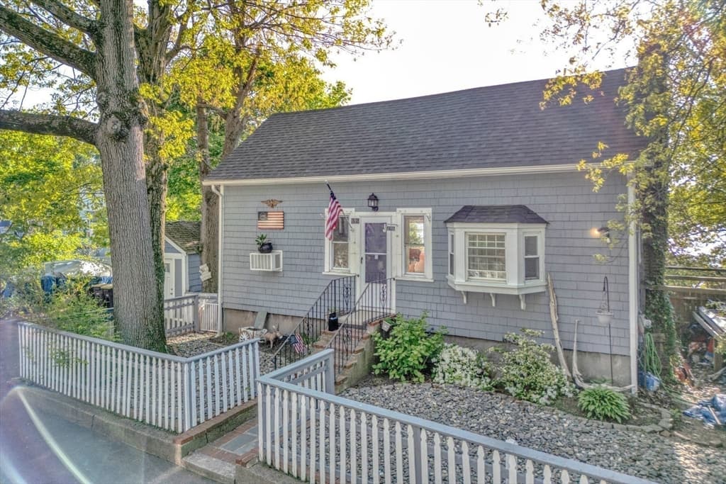 32 Lambert Ave photo 3
