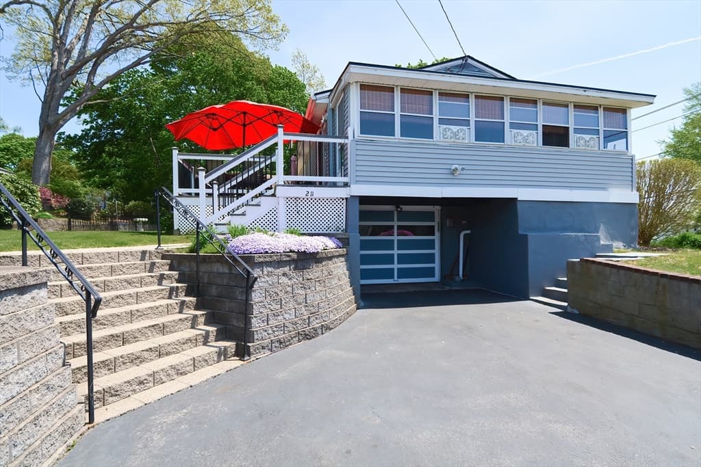 211 Pelham St. photo 3