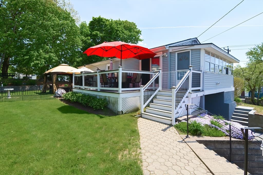 211 Pelham St. photo 4