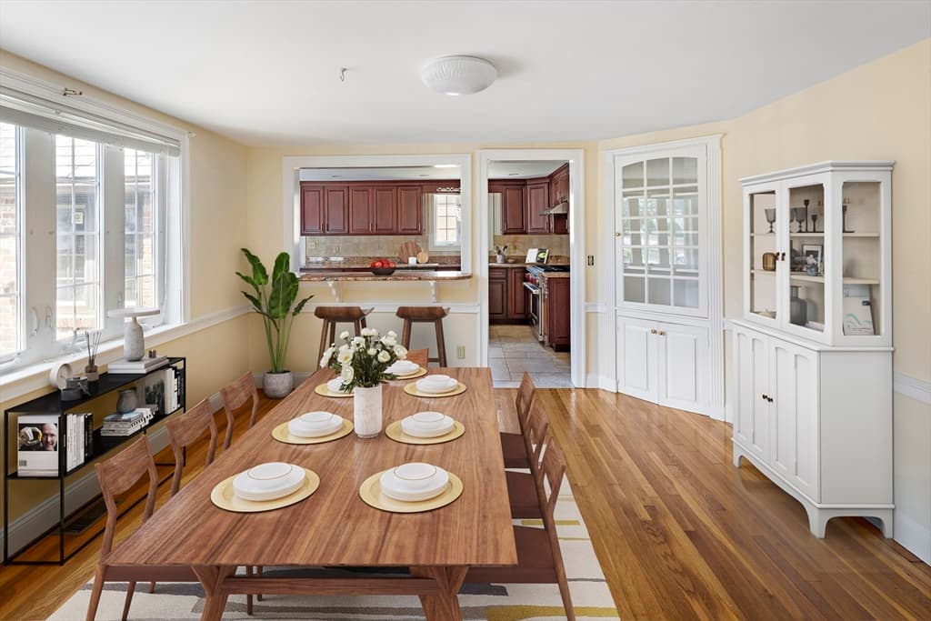 90 Larchmont photo 4