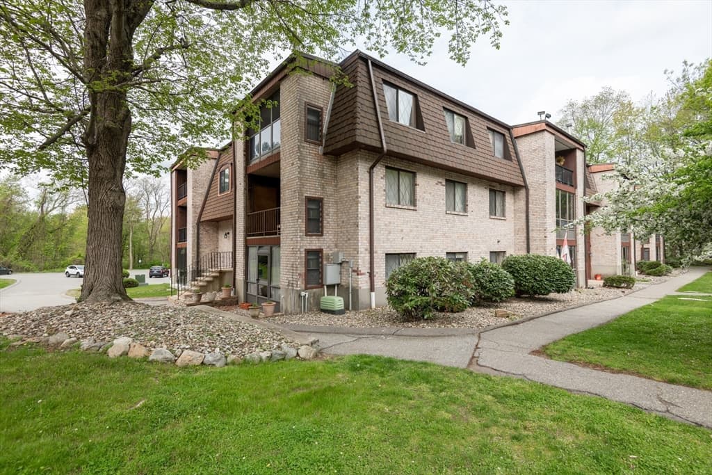 7 Greenbriar #207