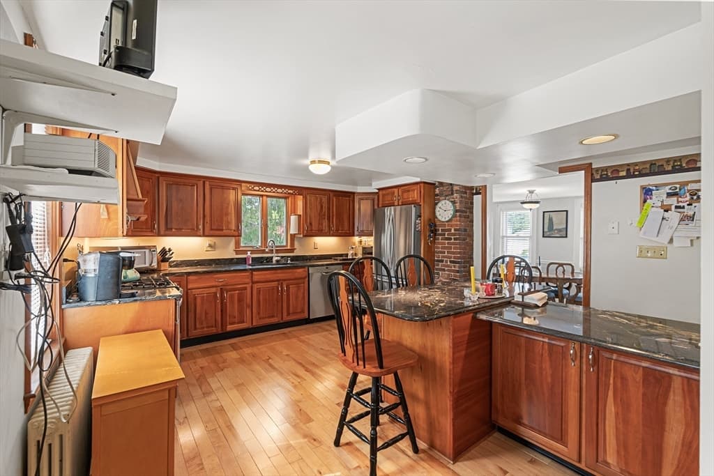 67 Pleasant St photo 2