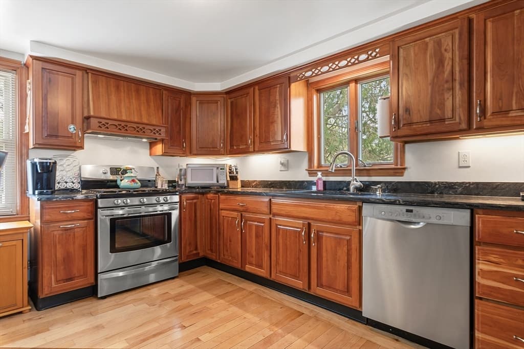 67 Pleasant St photo 3