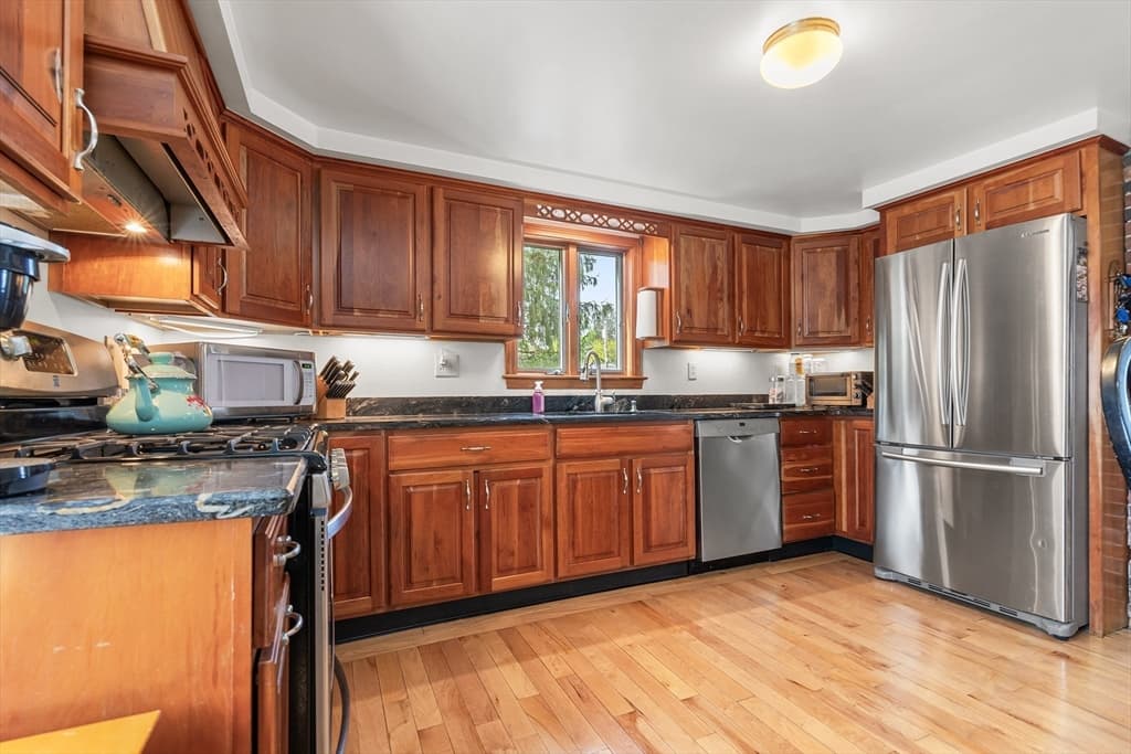67 Pleasant St photo 4