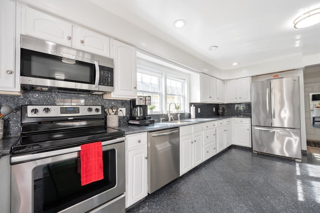 55 Kendall Ave photo 3