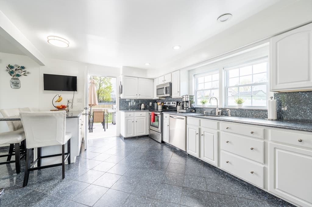 55 Kendall Ave photo 5