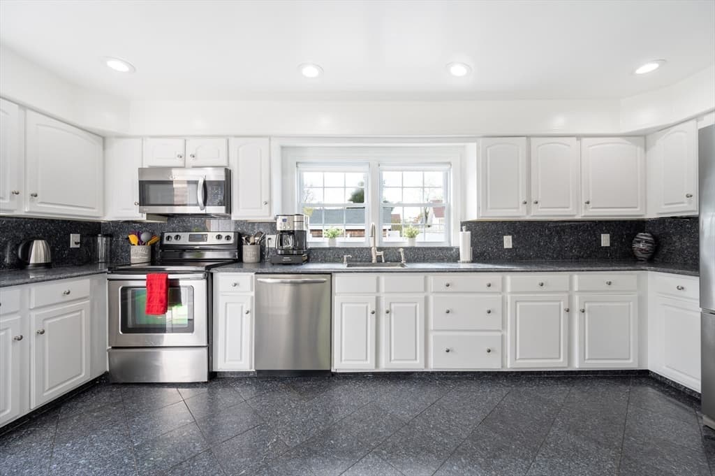 55 Kendall Ave photo 4