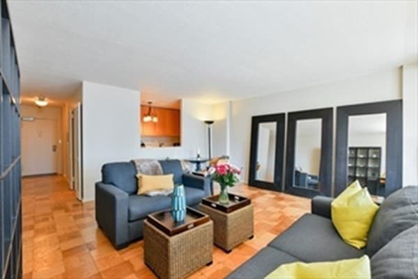 2 Hawthorne Place #14L