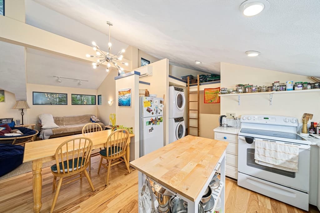 8 Sabrina Road photo 3