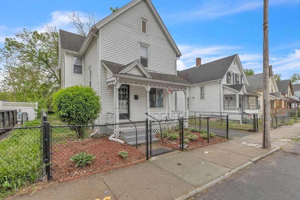 213 Tyler St photo 3
