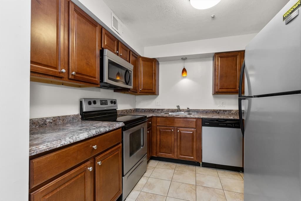 232 Canton #108 photo 3