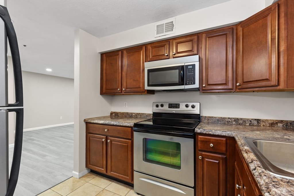 232 Canton #108 photo 4