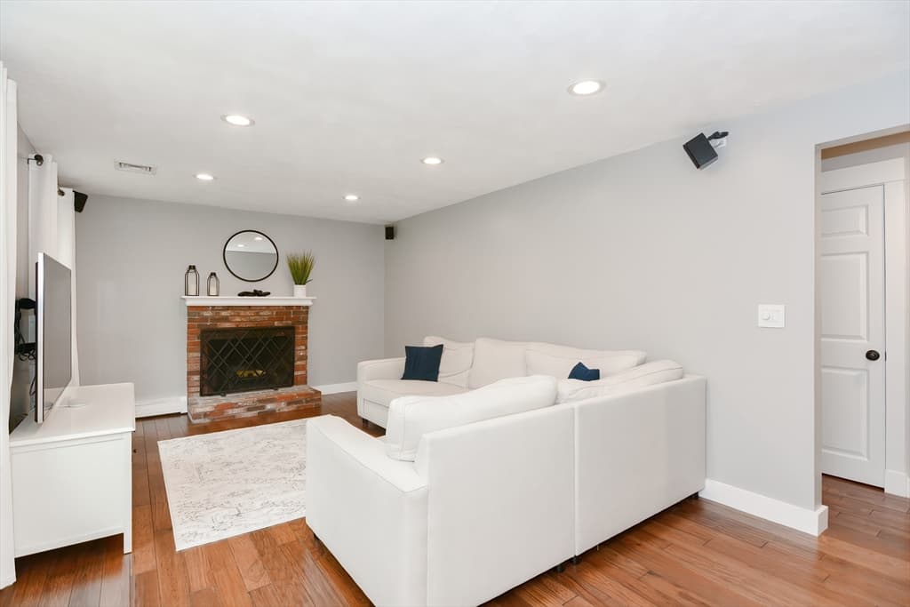 862 Summer St photo 5