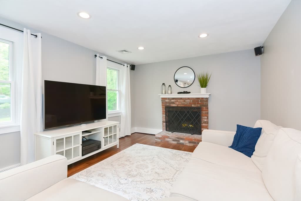 862 Summer St photo 4