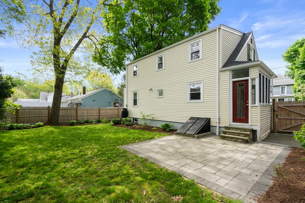 60 Bingham Ave photo 3