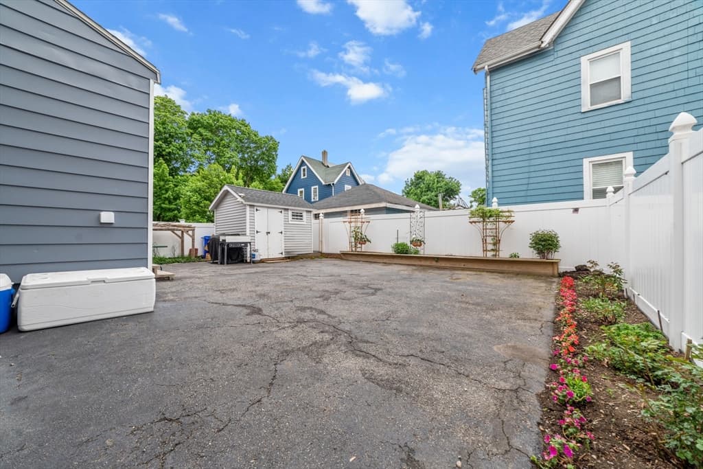 29 Lowell St photo 5