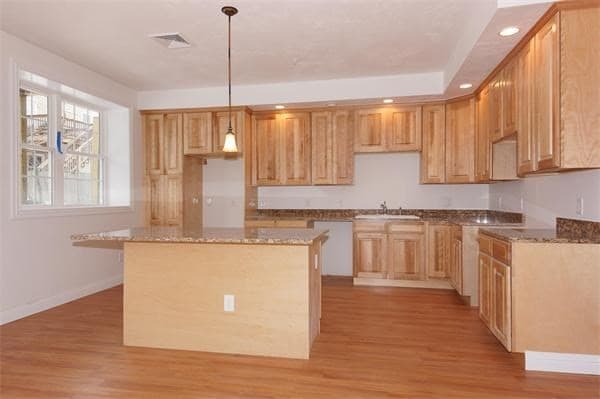 90 Warner Ave photo 2