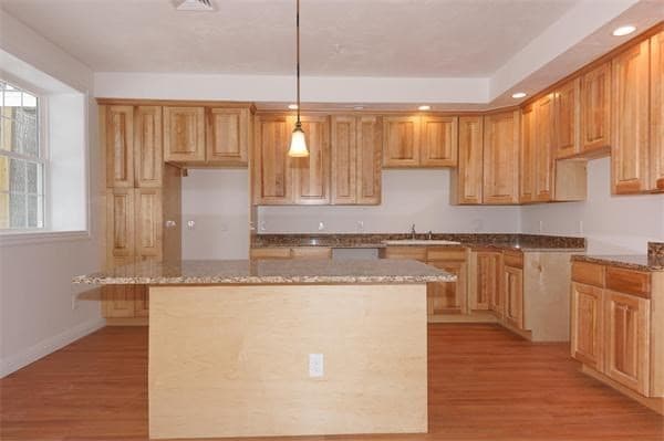 90 Warner Ave photo 3