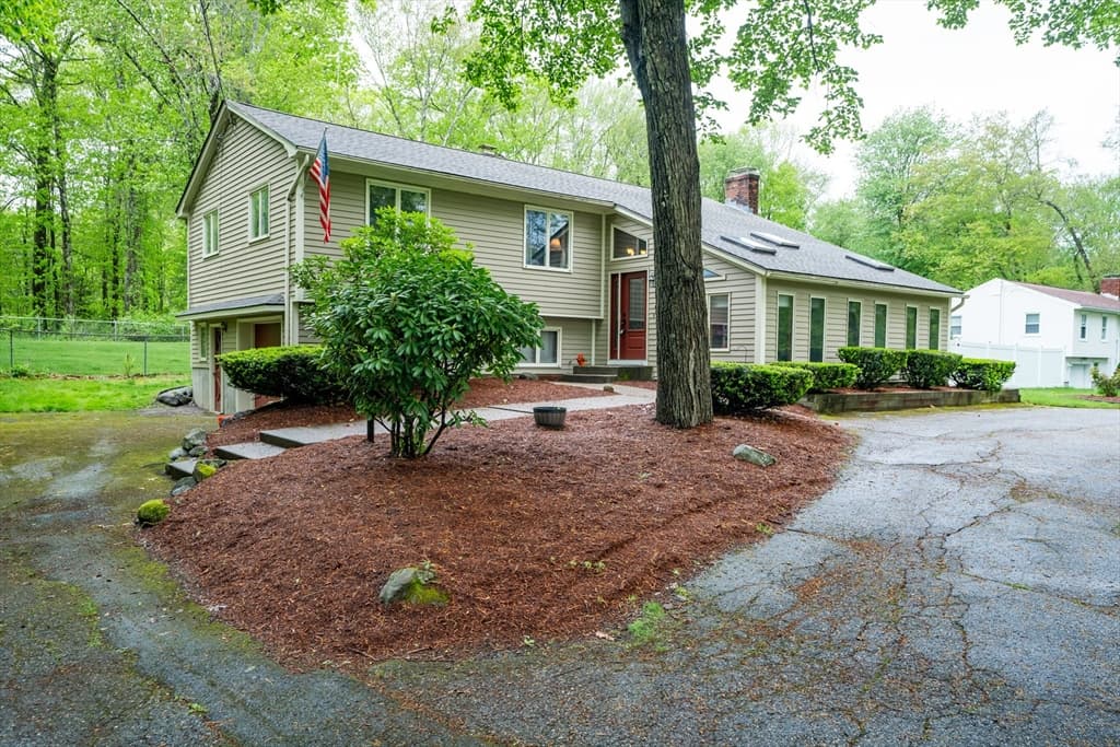 721 Moore St photo 4