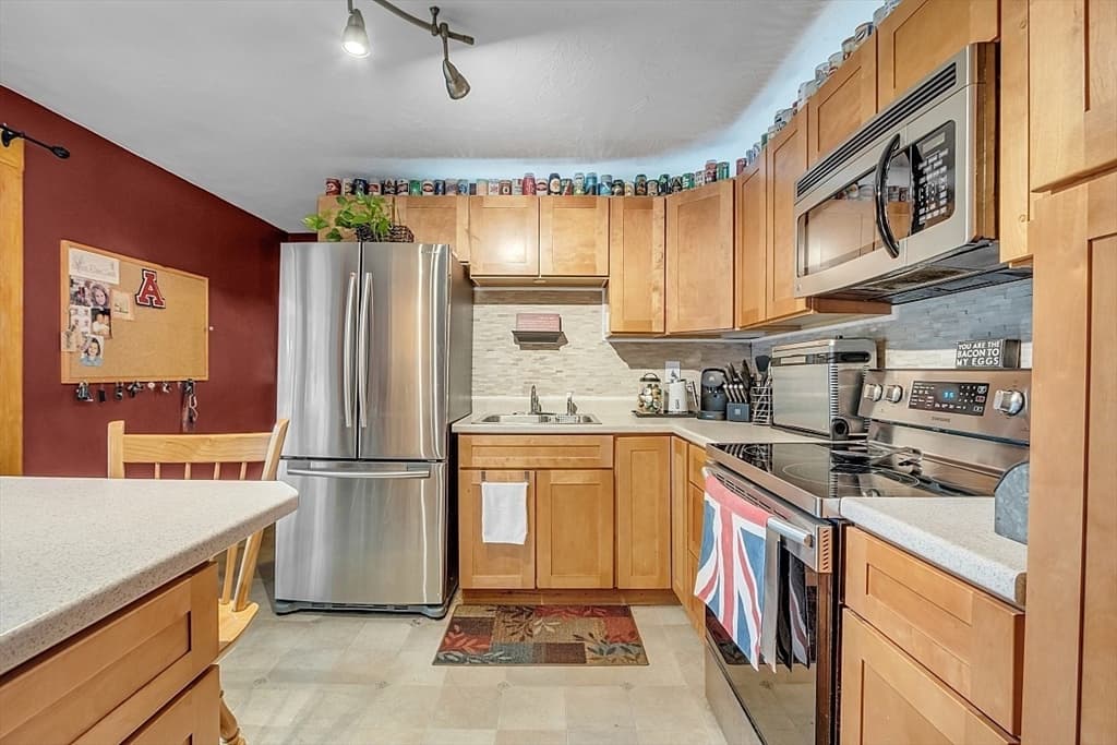 462 Twichell St photo 3