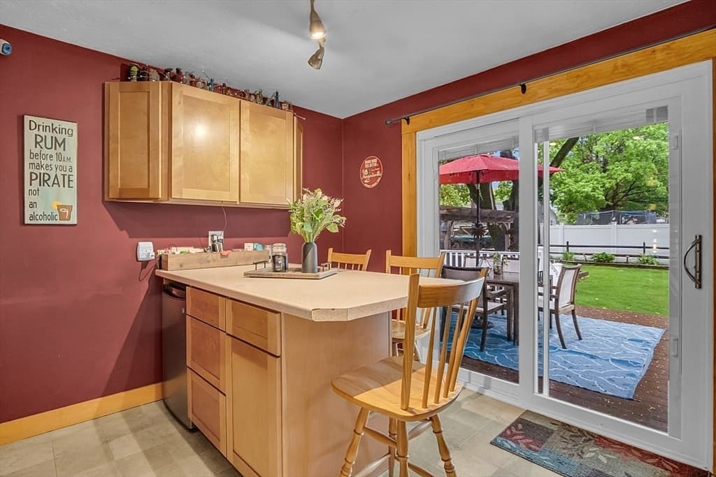 462 Twichell St photo 5
