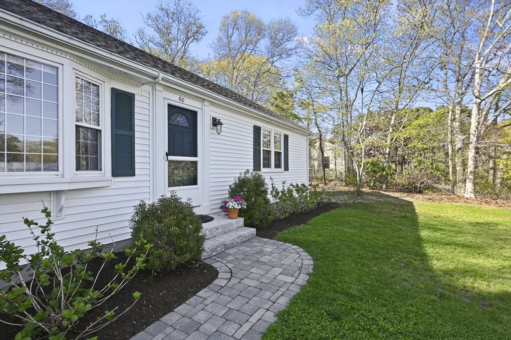 60 Freeboard Ln photo 3