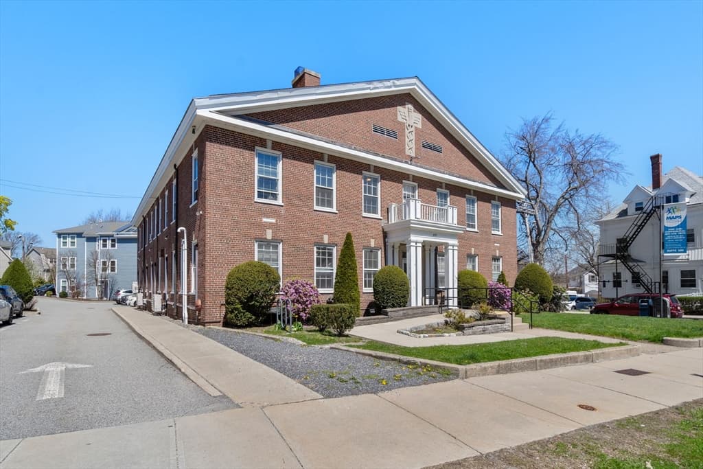 697 Cambridge St photo 3