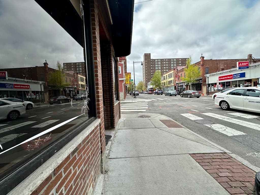 1132 Cambridge St photo 3