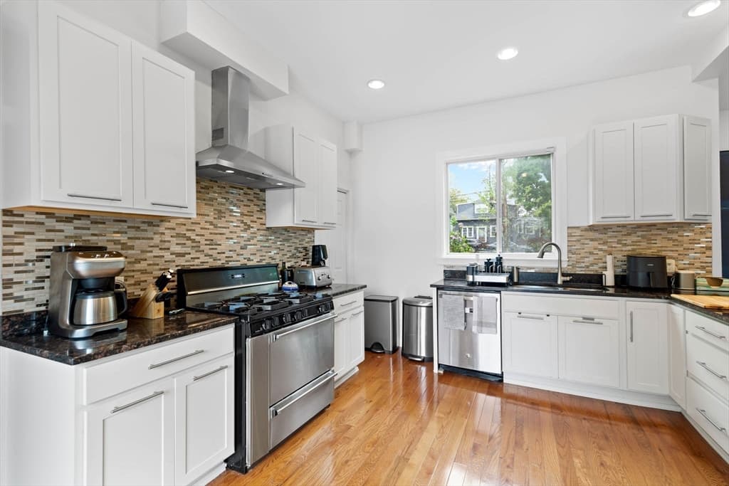 201 Adams St photo 4