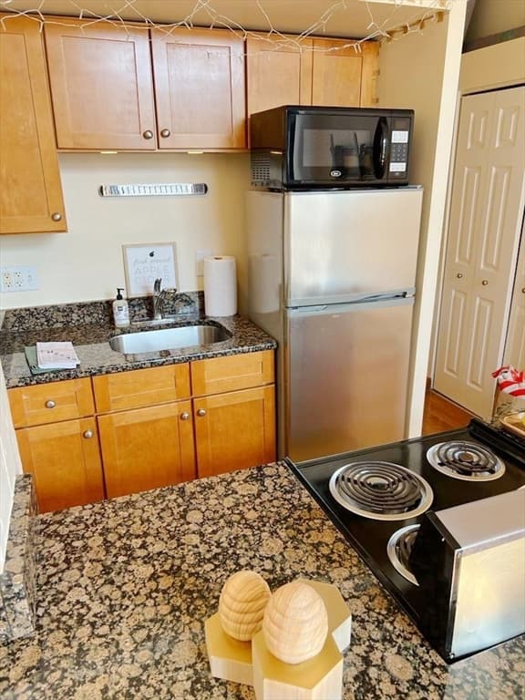12 Stoneholm Street #527 photo 2