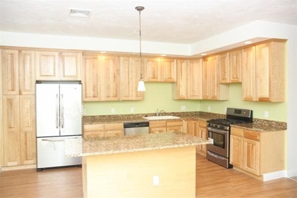 92 Warner Ave photo 2