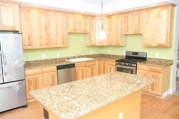 92 Warner Ave photo 3