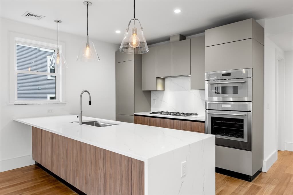 726 East 8th ##02
