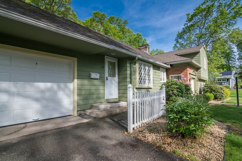 154 Deepwoods Dr photo 3