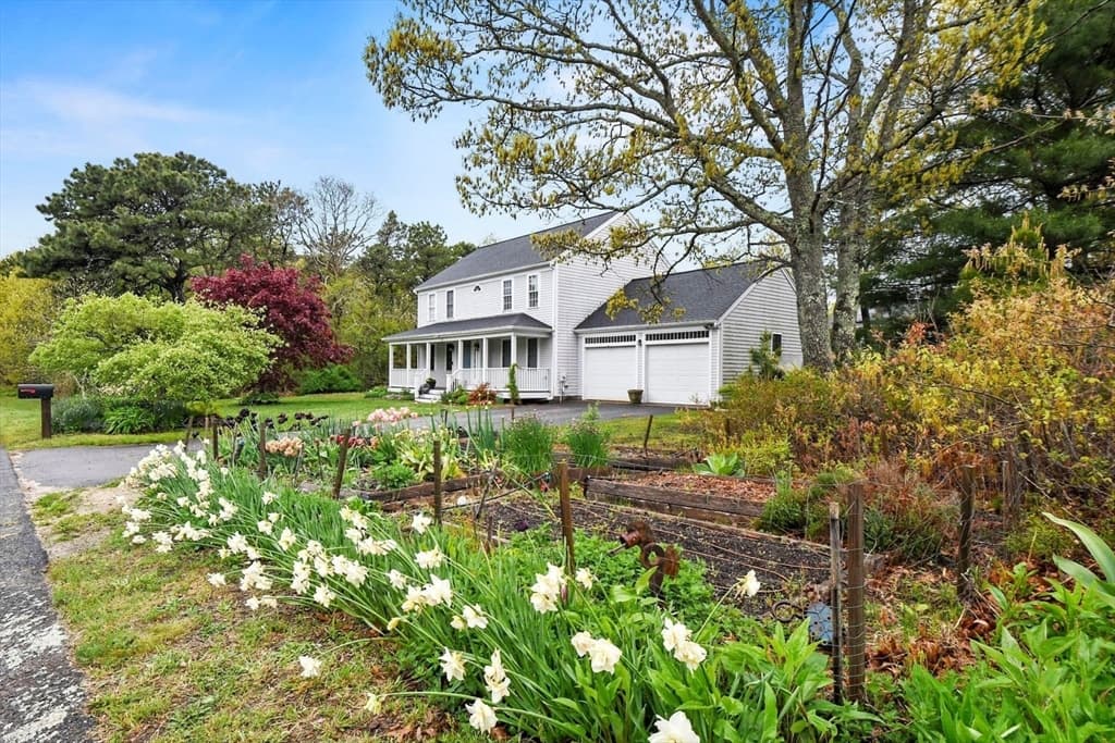 62 Terrence Ave photo 2