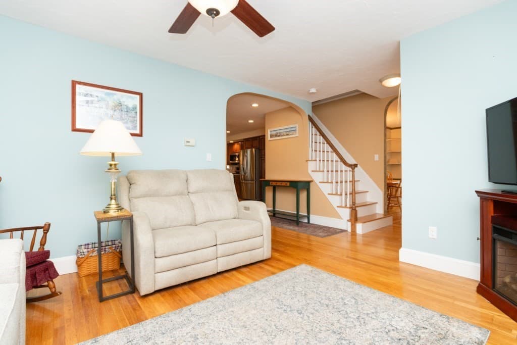 25 Sheppard Ave photo 5