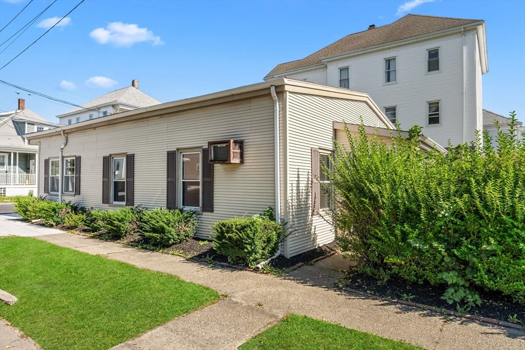 128 Clifford St photo 3