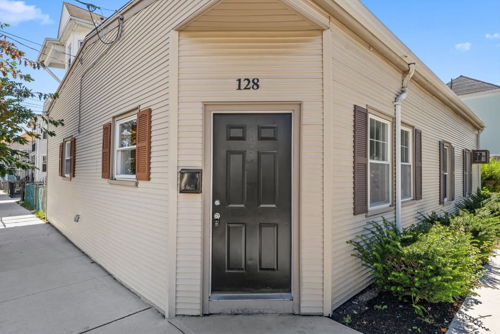 128 Clifford St photo 4
